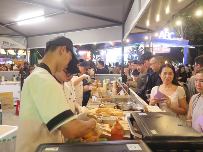 Người dân háo hức mua bánh mì tại lễ hội