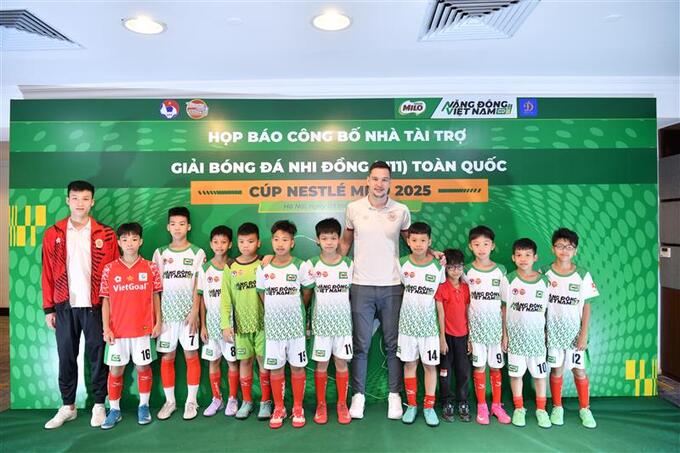 Tuyển thủ Quốc gia Filip Nguyễn và Cầu thủ Hoàng Trung Anh cùng các cầu thủ nhí tại Lễ công bố Giải Bóng đá Nhi đồng (U11) Toàn quốc Cúp Nestlé MILO 2025