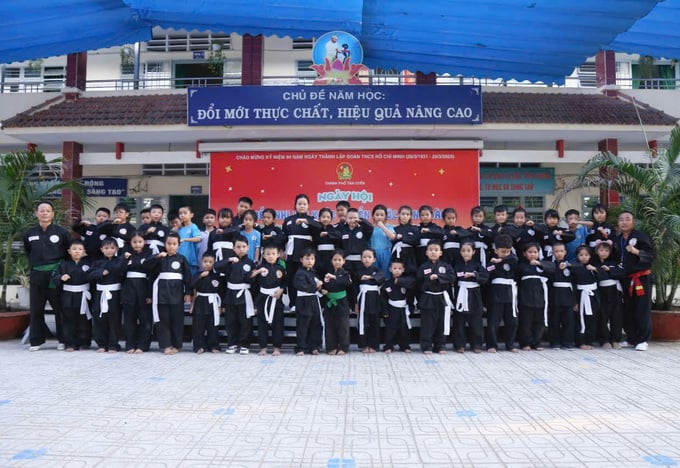 Võ sư Võ Đình Bình cùng HLV chụp hình lưu niệm tại trường tiểu học Thái Hòa A