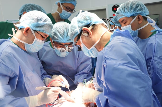 Ca ghép gan xuyên đêm cứu sống bé gái 21 tháng tuổi (Ảnh: BVCC)