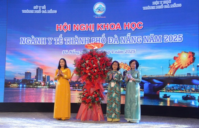 Phó Chủ tịch UBND TP. Đà Nẵng Nguyễn Thị Anh Thi tặng hoa chúc mừng hội nghị