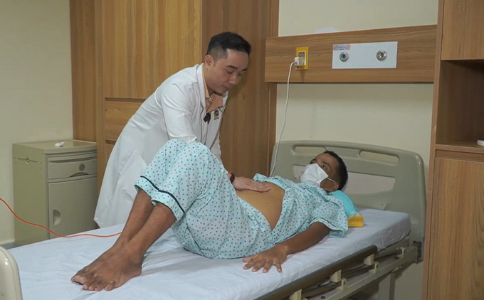 Bác sĩ thăm khám cho bệnh nhân (Ảnh: BVCC)