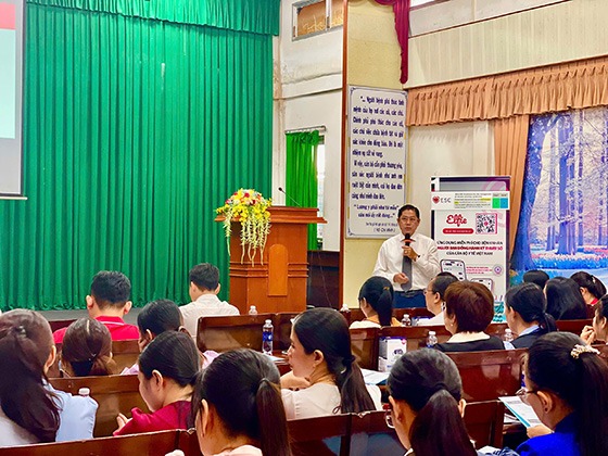 Ông Trần Quốc Luận - Giám đốc Bệnh viện Đa khoa thành phố hướng dẫn quy trình tư vấn, giáo dục sức khỏe cho người bệnh tăng huyết áp cho nhân viên y tế
