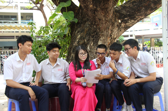 Cô Lý Thị Hồng Thắm – Phó Hiệu trưởng Trường THPT Nguyễn Công Trứ cùng các em học sinh