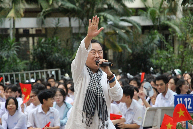 Các em học sinh được thưởng thức nhiều tiết mục đặc sắc trong chương trình chuyên đề “Sự hình thành và phát triển các loại hình văn hóa, văn nghệ của Thành phố Hồ Chí Minh”