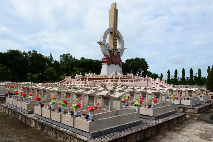Tổ chức lễ dâng hương tri ân các anh hùng liệt trong chuỗi các hoạt động kỷ niệm 50 năm Ngày Giải phóng miền Nam, thống nhất đất nước tại địa phương