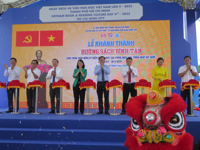 Phó Chủ tịch UBND TP. HCM cùng các đại biểu cắt băng khánh thành đường sách Bình Tân