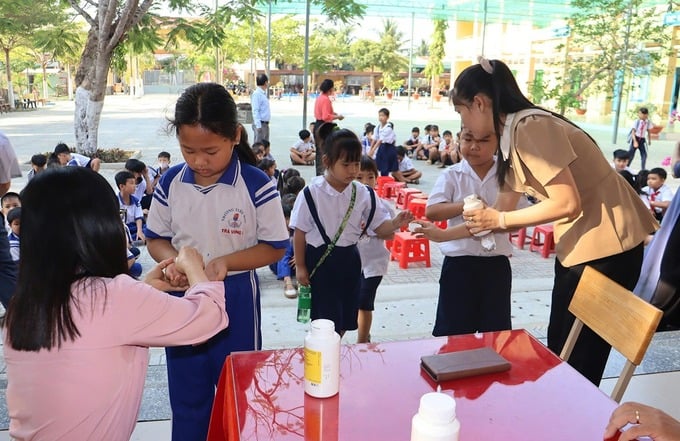 Điểm uống thuốc tẩy giun tại trường tiểu học Lương Thế Vinh và trường tiểu học Trà Vong