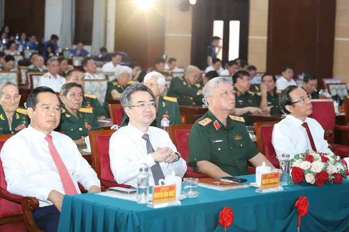 Chủ tịch UBND TP. HCM Nguyễn Văn Được (ngoài cùng bên trái) dự buổi họp mặt