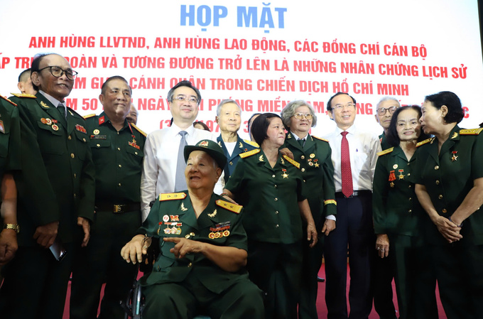 Bí thư Thành ủy TP. HCM Nguyễn Văn Nên và Phó Bí thư Thành ủy Nguyễn Thanh Nghị chụp ảnh lưu niệm cùng các đại biểu