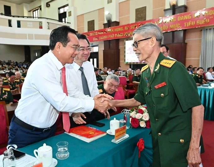 Chủ tịch UBND TP. HCM Nguyễn Văn Được thăm hỏi đại biểu (Ảnh Việt Dũng)