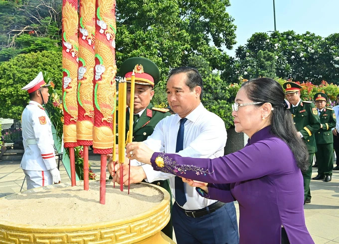 Chủ tịch UBND TP.Hồ Chí Minh Nguyễn Văn Được và Chủ tịch HĐND Thành phố Nguyễn Thị Lệ dâng hương tưởng nhớ các thế hệ lãnh đạo, các bậc lão thành cách mạng (Ảnh: SGGP)