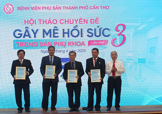 BS.CKII Vũ Đăng Khoa - Phó Giám đốc Bệnh viện Phụ sản TP. Cần Thơ trao thư cảm ơn đến các chủ tọa đoàn tham gia hội thảo chuyên đề gây mê hồi sức trong sản phụ khoa