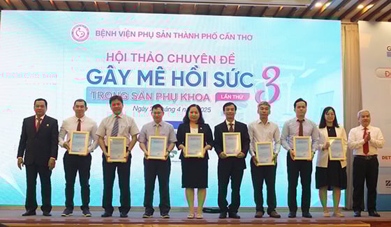 BS.CKII Huỳnh Thanh Liêm và BS.CKII Vũ Đăng Khoa trao thư cảm ơn đến các báo cáo viên tham gia báo cáo tại hội thảo chuyên đề gây mê hồi sức trong sản phụ khoa