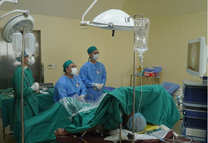 Các bác sĩ phẫu thuật nội soi bóc nhân tuyến tiền liệt bằng laser Holmium (HoLEP)