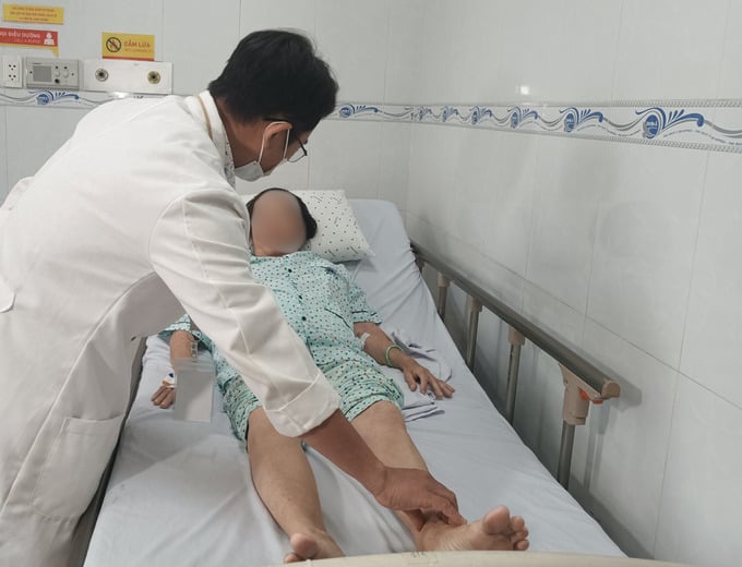 Bác sĩ thăm khám cho bệnh nhân (Ảnh: BVCC)