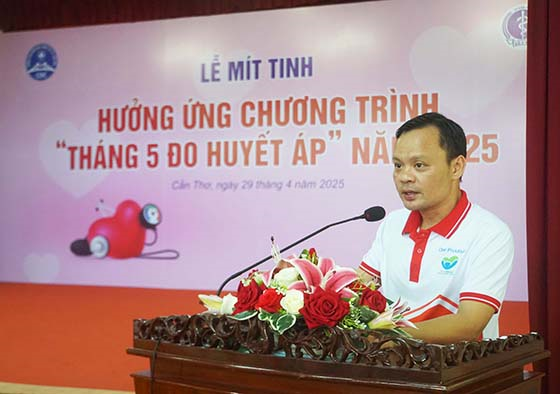 Ông Hoàng Quốc Cường - Giám đốc Sở Y tế TP. Cần Thơ phát biểu hưởng ứng và chỉ đạo lễ mít tinh chương trình “Tháng 5 đo huyết áp” năm 2025