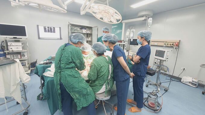 Bác sĩ tại Trung tâm Y tế huyện Đăk Mil phẫu thuật cho bệnh nhân