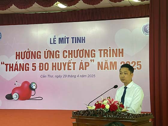 Ông Trần Kim Sơn - Đại diện Phân hội Tăng huyết áp Việt Nam phát biểu tại lễ mít tinh