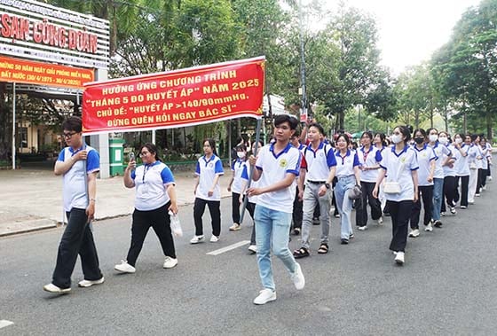 Đông đảo sinh viên trường Đại học Y Dược Cần Thơ và Cao đẳng Y tế Cần Thơ tham gia diễu hành
