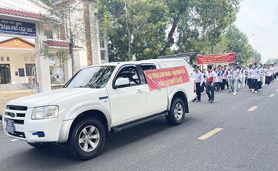 Đoàn diễu hành trên các tuyến đường chính nhằm tuyên truyền mạnh mẽ đến các ngành, các cấp, các tổ chức và quần chúng nhân dân tầm quan trọng của việc kiểm soát tốt huyết áp đối với sức khoẻ