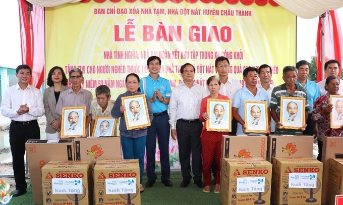 Lãnh đạo tỉnh Tây Ninh và đại diện đơn vị đồng hành trao ảnh chân dung Bác Hồ và quà tặng cho các gia đình tại khu tập trung xã Đồng Khởi, huyện Châu Thành