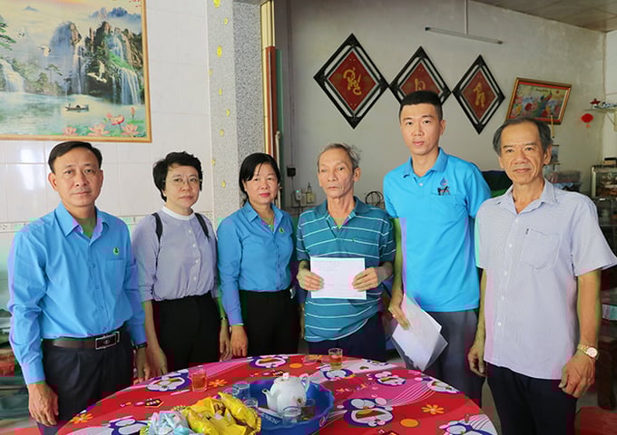 Chủ tịch Liên đoàn Lao động tỉnh Huỳnh Thị Tuyết Vui (thứ 3 từ trái sang) và bà Nguyễn Thị Minh Tuyết – Phó Giám đốc Sở Nội vụ trao quà cho ông Phan Việt Nhiên (thứ 3 từ phải sang) - đoàn viên Công đoàn cơ sở Công ty Cổ phần Dịch vụ Xăng dầu DFC Đồng Tháp
