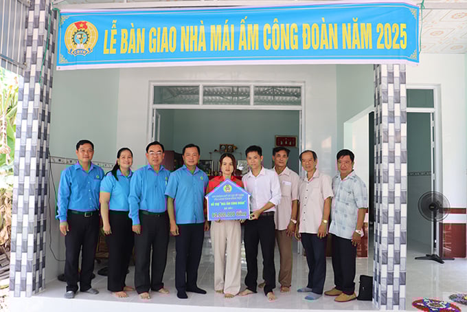 Ông Nguyễn Thanh Tuấn - Phó Chủ tịch Liên đoàn Lao động tỉnh (thứ 4 từ trái sang) trao bảng tượng trưng hỗ trợ “Mái ấm Công đoàn” cho bà Trần Thuý Vân - đoàn viên Công đoàn cơ sở Hội Chữ thập đỏ