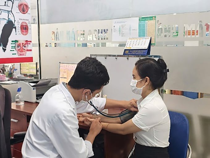 Khám sức khỏe cho đoàn viên, người lao động