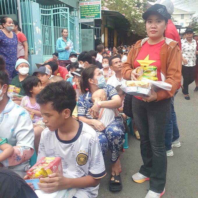 Nữ nghệ sỹ Minh Tuyền trao quà cho các bé