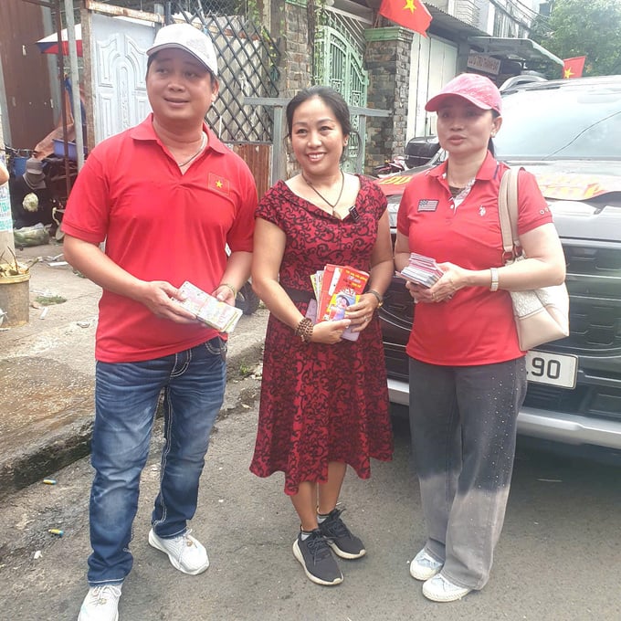 Anh Đạt và chị Quyên cùng Mạnh Thường Quân