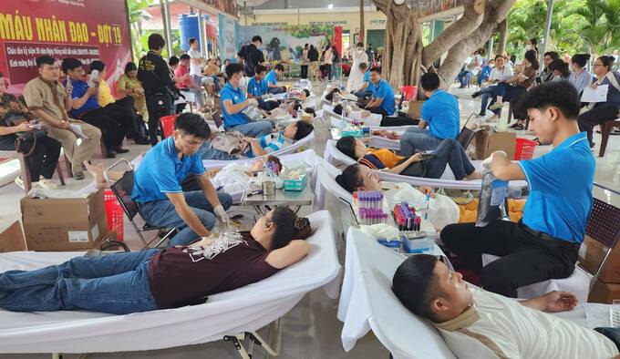 Đông đảo người dân tham gia hiến máu tình nguyện