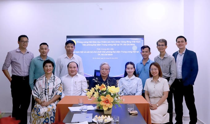 Chủ tịch Nguyễn Hồng Quân và các cán bộ chủ chốt Văn phòng đại diện VACHE tại TP.HCM