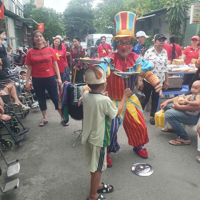 Nghệ sĩ hài Hoàn Khanh ảo thuật cho các cháu vui đùa rất nhộn nhịp