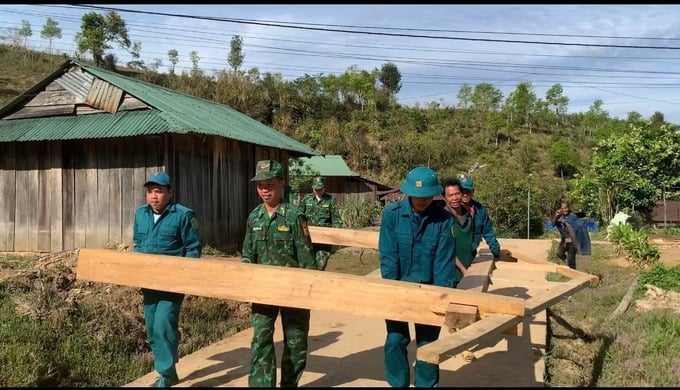 Cán bộ chiến sĩ Biên phòng tỉnh giúp dân xoá nhà tạm