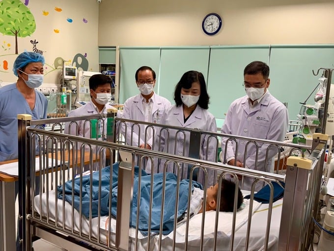 Bộ trưởng Bộ Y tế Đào Hồng Lan thăm bệnh nhi M.T.A đang điều trị tại khoa hồi sức ngoại khoa