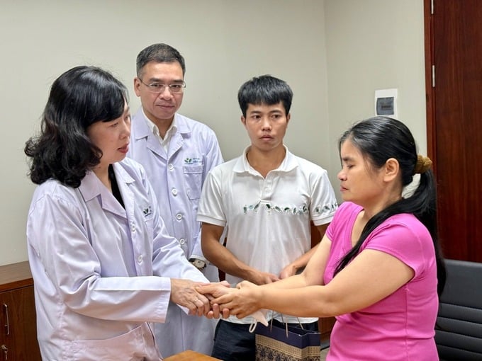 Bộ trưởng Bộ Y tế Đào Hồng Lan xúc động cho biết đã chỉ đạo Bệnh viện Nhi Trung ương nỗ lực điều trị, chăm sóc tốt nhất cho cháu và động viên gia đình bệnh nhi yên tâm, tin tưởng vào các bác sĩ
