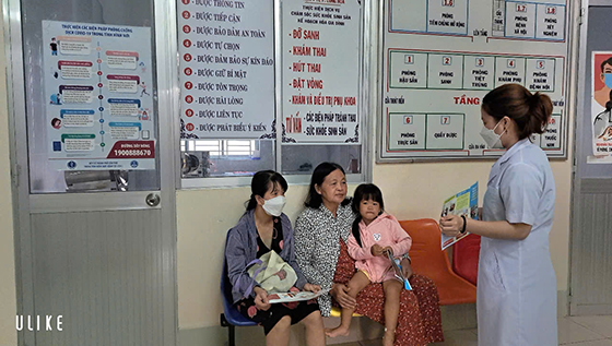 Bác sĩ hướng dẫn bệnh nhân về tiêm phòng uốn ván