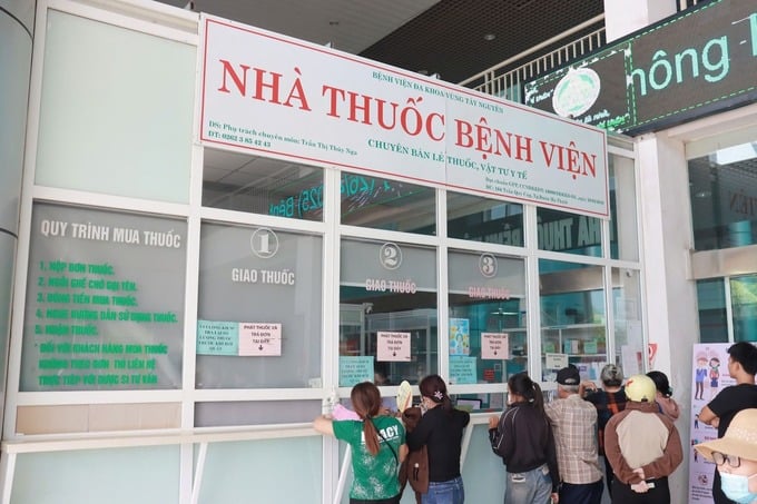Bệnh nhân mua thuốc theo đơn thuốc bác sĩ kê tại Bệnh viện Đa khoa vùng Tây Nguyên (ảnh: Bảo Trọng)