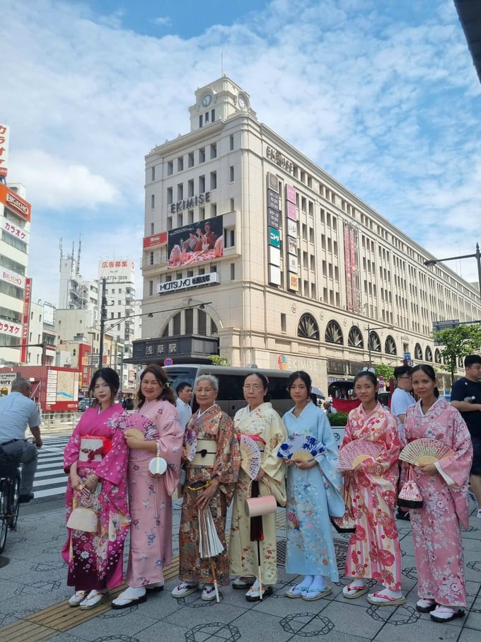 Gia đình 3 thế hệ cùng tham gia tour Nhật với nhiều trải nghiệm vui vẻ bên nhau