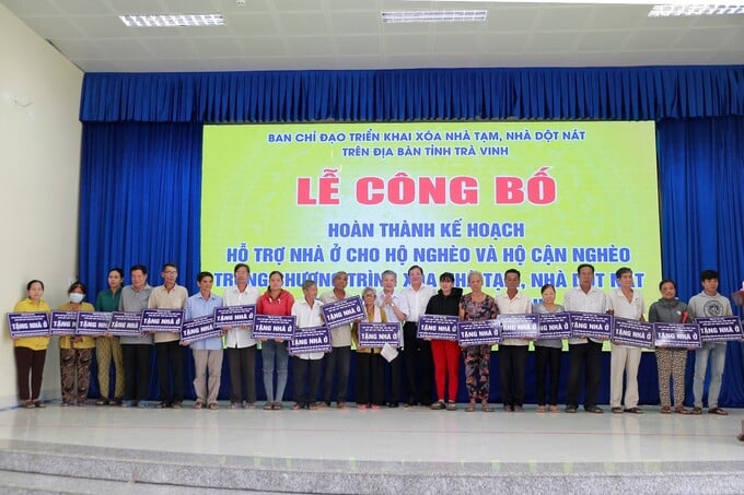 Đại diện các hộ dân được hỗ trợ nhà ở