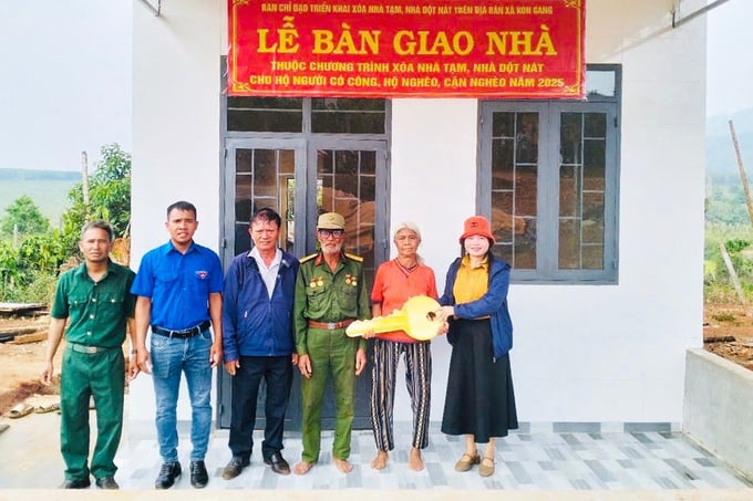 Ban Chỉ đạo triển khai xóa nhà tạm, nhà dột nát xã Kon Gang, huyện Đak Đoa đã bàn giao 22/22 căn nhà thuộc chương trình cho người dân (Ảnh: C.T)