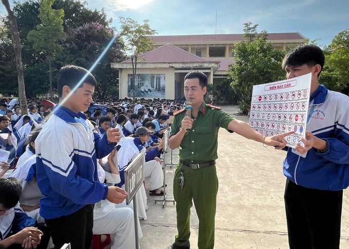 Học sinh hào hứng tham gia tìm hiểu kiến thức về giao thông đường bộ tại buổi tuyên truyền (Ảnh: Khánh Phong)