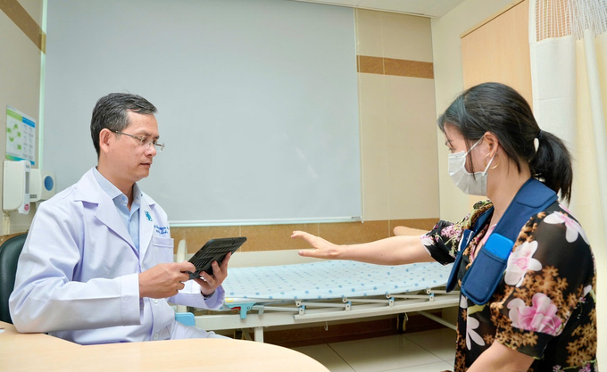 TS.BS Trần Ngọc Tài đang thăm khám cho bệnh nhân