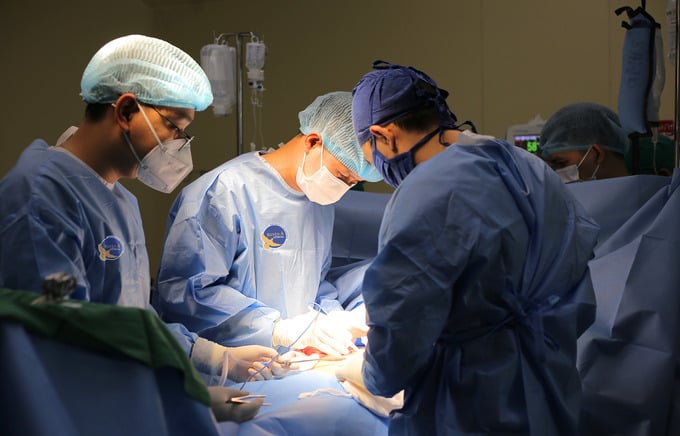 Ekip phẫu thuật nội soi cắt bỏ khối u và tái lập lưu thông ruột cho bệnh nhân T. (Ảnh: BVCC)