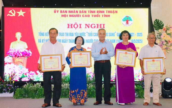 UBND tỉnh Bình Thuận tặng bằng khen cho các tập thể và cá nhân