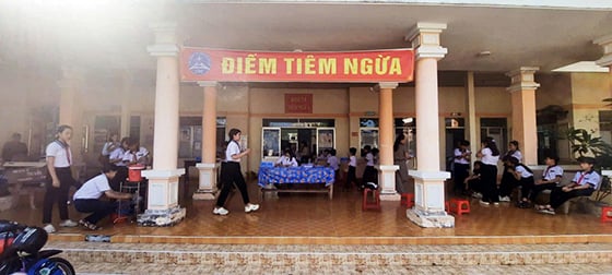 Bác sĩ tư vấn cho phụ huynh trước khi tiêm vắc xin sởi cho học sinh (Ảnh: Thanh Tuyết)