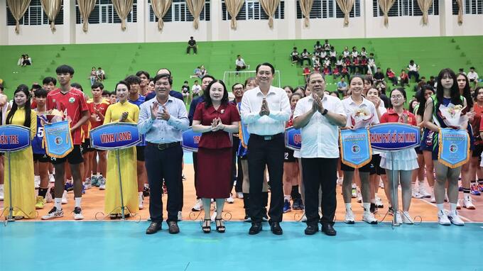 Lãnh đạo tỉnh tặng hoa cho các đội dự thi