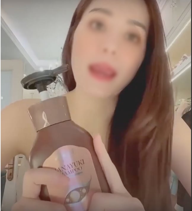 Đoàn Di Băng thường xuyên quảng cáo sản phẩm dầu gội Hanayuki Shampoo (Ảnh chụp màn hình)