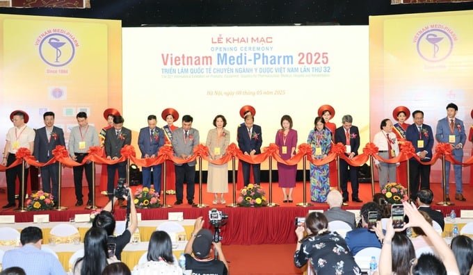 Thứ trưởng Bộ Y tế Nguyễn Thị Liên Hương cùng các đại biểu cắt băng khai mạc triển lãm